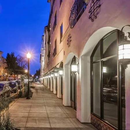 Midtown Luxury Apt W/ Balcony Apartamento